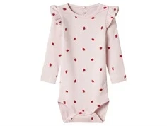 Lyserød langærmet baby bodystocking med print af små jordbær og flæser på skuldrene fra Name It 13241106 Light Lilac 